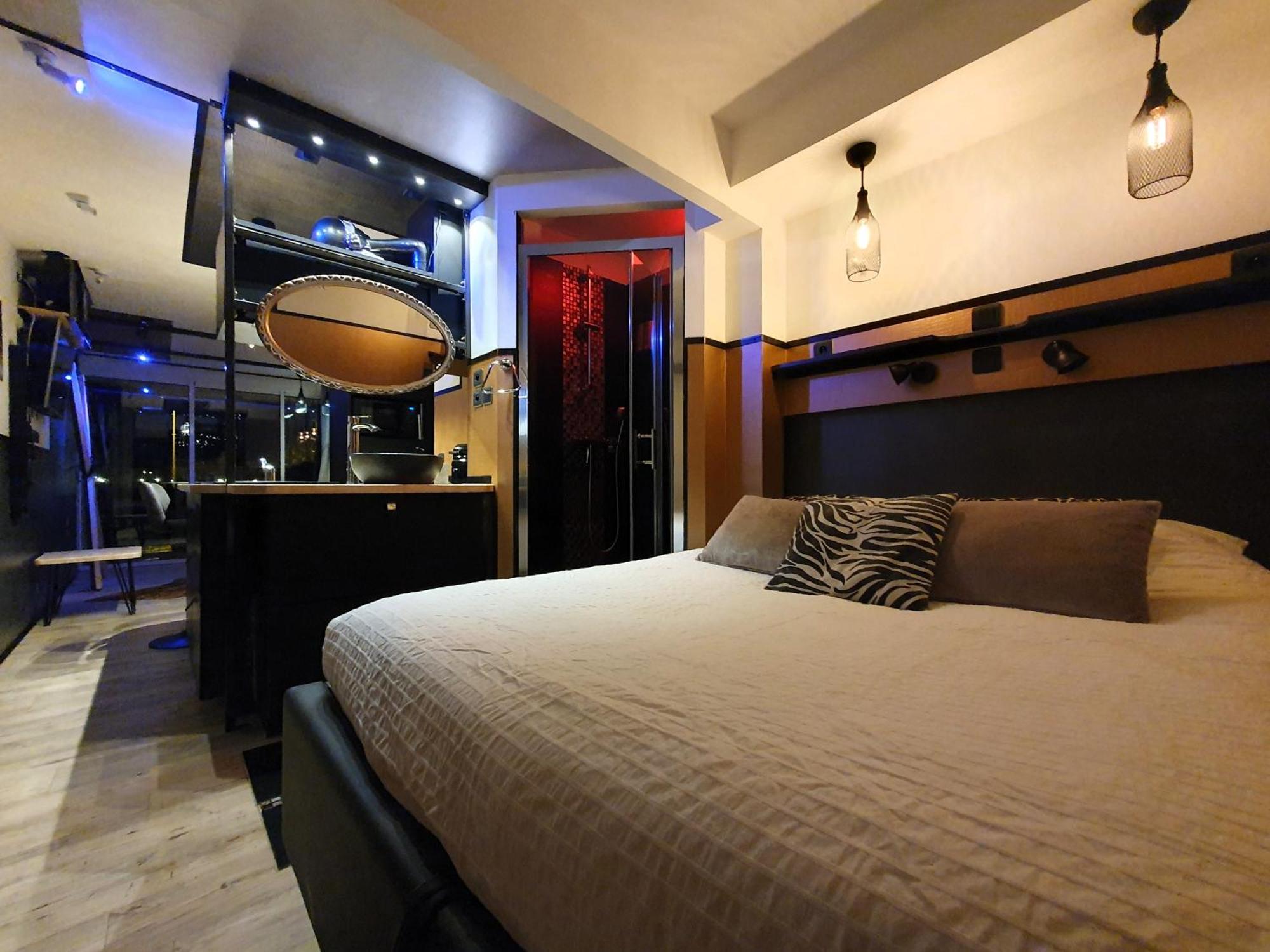 Naturist Cap In Loft * Agde