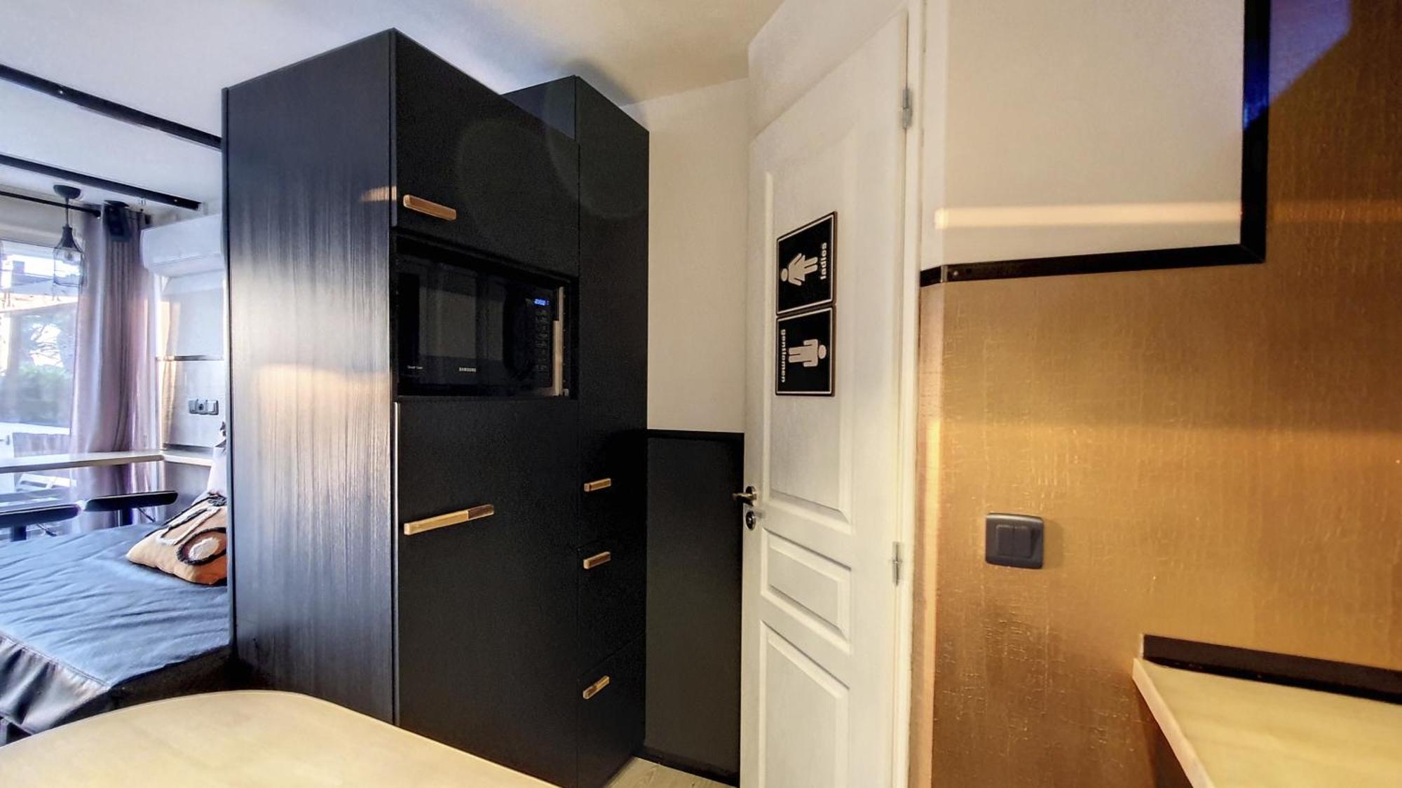 Naturist Cap In Loft Apartment *